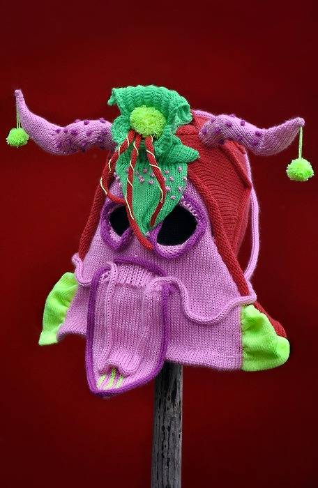 ニットの帽子の編みマスクがカオス