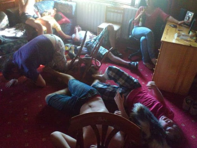 お酒を飲んで、逆にお酒に飲まれた人の無様な写真