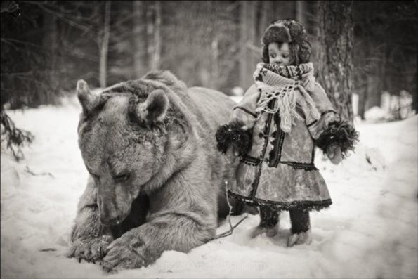 熊を散歩させるロシアの日常風景がヤバすぎる写真