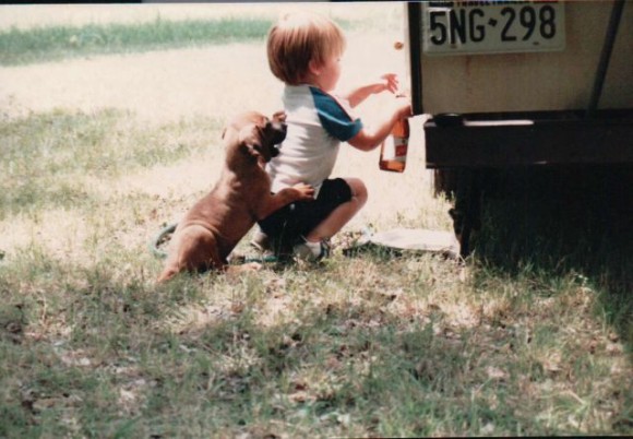 動物と人間の子供が仲良くしている可愛い写真
