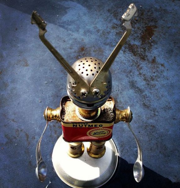 スクラップで作った人形が謎のクオリティ 