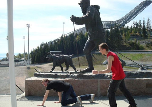 海外の彫刻で遊んだオモシロ写真