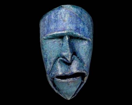 トイレットペーパーの芯で作られた人の顔の写真