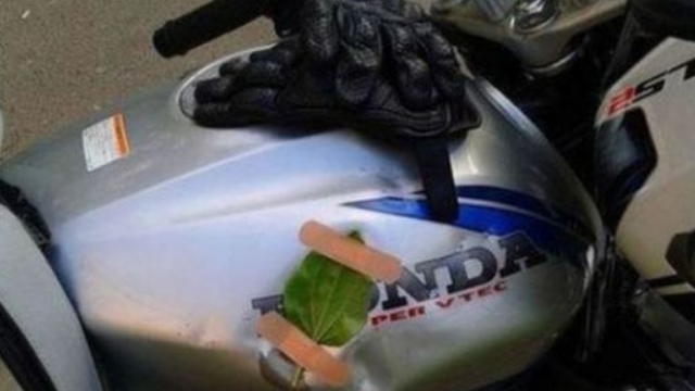 強引すぎて面白い日曜大工の道具を使い回す写真
