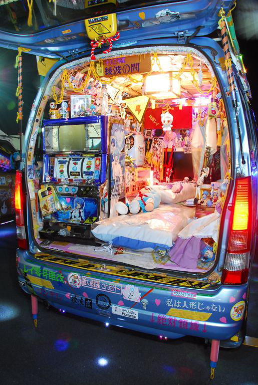 日本の痛車こと痛VANが外国人に大人気の写真