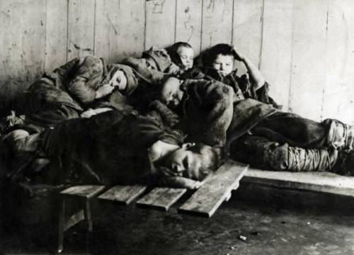 ロシアで1921年頃に撮影された貧しい人々