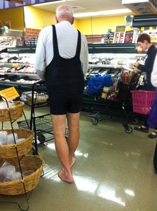 周囲を全く気にしていない人々の写真