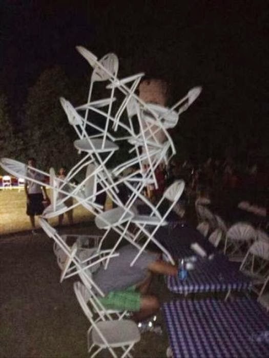 お酒を飲んで、逆にお酒に飲まれた人の無様な写真