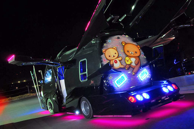 日本の痛車こと痛VANが外国人に大人気の写真