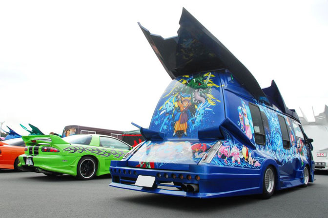日本の痛車こと痛VANが外国人に大人気の写真