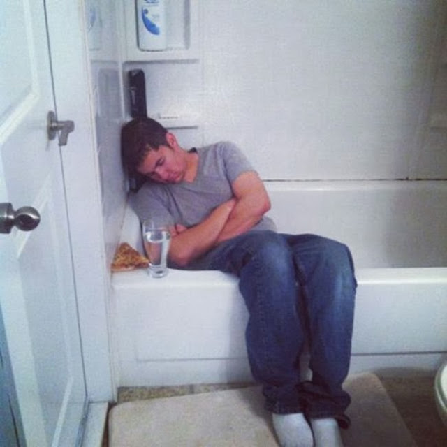 お酒を飲んで、逆にお酒に飲まれた人の無様な写真