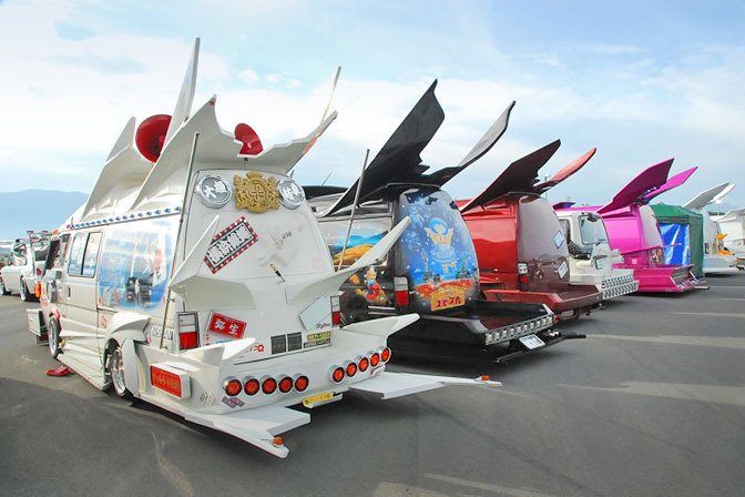 日本の痛車こと痛VANが外国人に大人気の写真