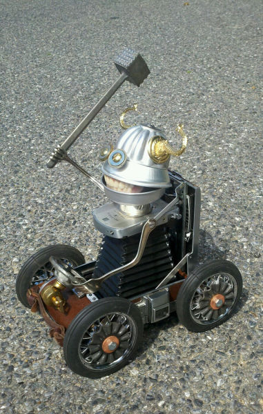 スクラップで作った人形が謎のクオリティ 