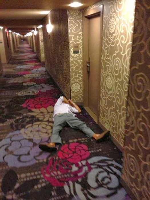 お酒を飲んで、逆にお酒に飲まれた人の無様な写真