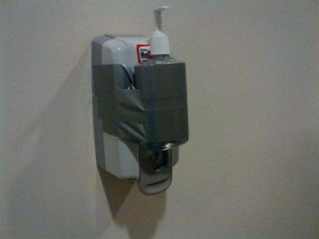 強引すぎて面白い日曜大工の道具を使い回す写真