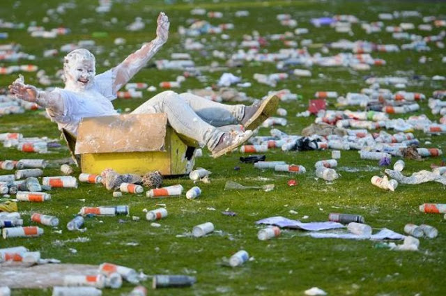 お酒を飲んで、逆にお酒に飲まれた人の無様な写真