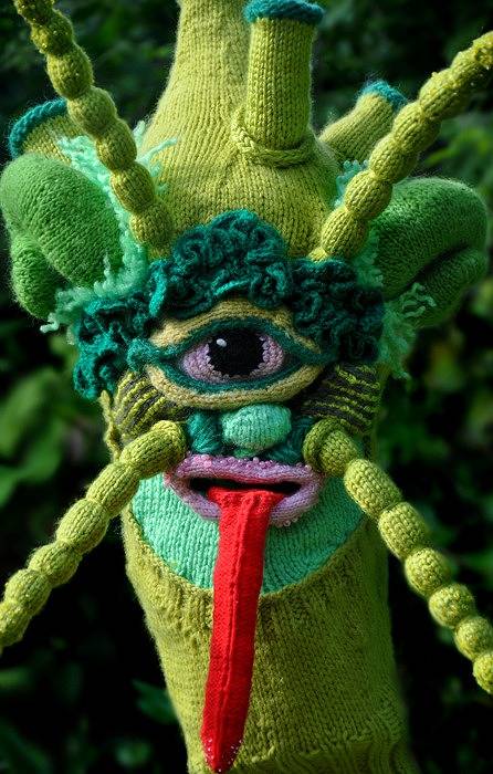 ニットの帽子の編みマスクがカオス