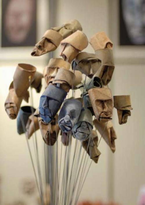 トイレットペーパーの芯で作られた人の顔の写真