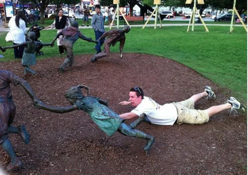 海外の彫刻で遊んだオモシロ写真