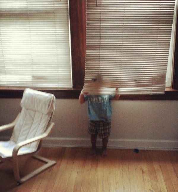 隠れたつもりが可愛すぎる！頭隠して尻隠れてない、子供たちの隠れんぼ写真
