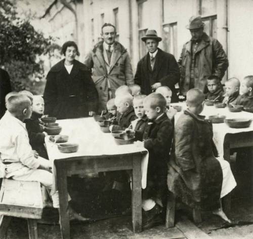ロシアで1921年頃に撮影された貧しい人々