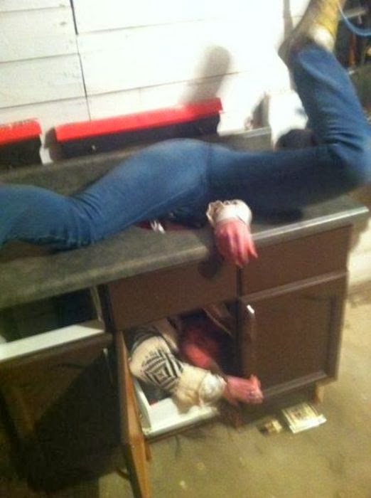 お酒を飲んで、逆にお酒に飲まれた人の無様な写真