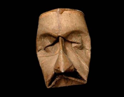 トイレットペーパーの芯で作られた人の顔の写真