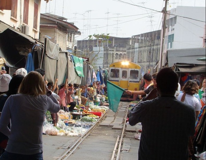 タイの「危険すぎる」と言われる鉄道市場