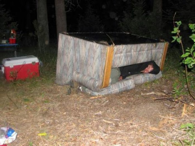 お酒を飲んで、逆にお酒に飲まれた人の無様な写真