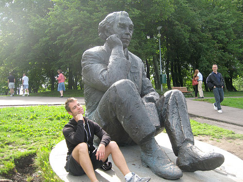 海外の彫刻で遊んだオモシロ写真