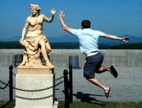 海外の彫刻で遊んだオモシロ写真