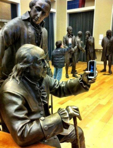 海外の彫刻で遊んだオモシロ写真