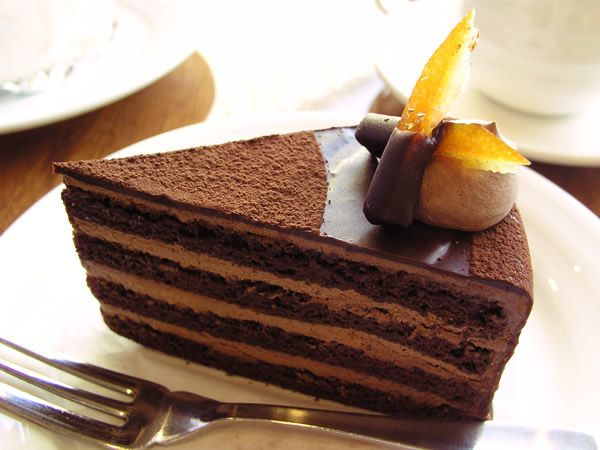 本当に食べたくなるチョコレートケーキとデザートの写真