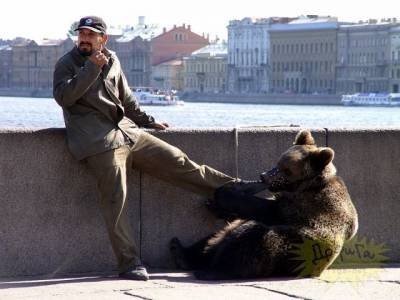 熊を散歩させるロシアの日常風景がヤバすぎる写真