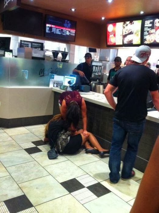 お酒を飲んで、逆にお酒に飲まれた人の無様な写真