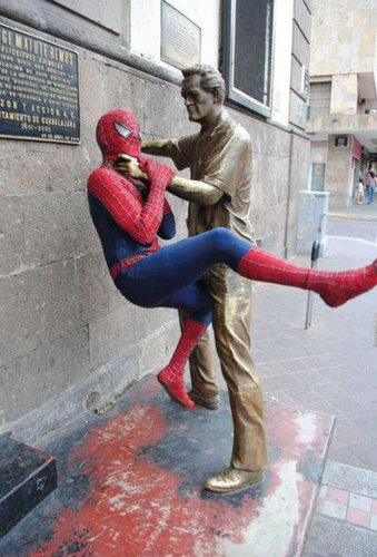 海外の彫刻で遊んだオモシロ写真