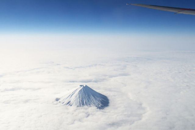 飛行機の窓側隻から見た美しい写真
