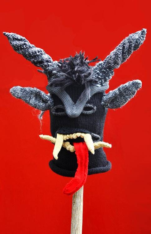 ニットの帽子の編みマスクがカオス