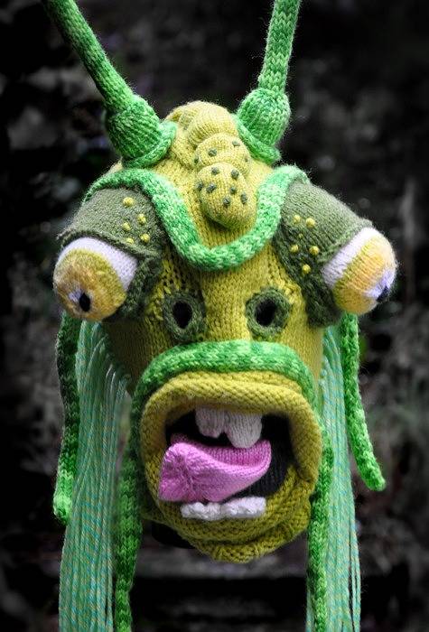 ニットの帽子の編みマスクがカオス