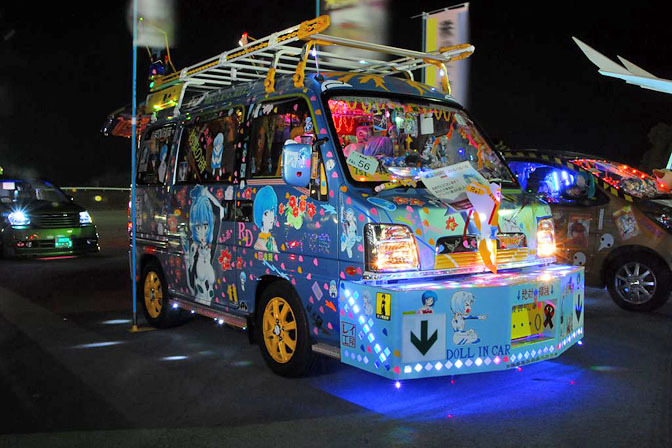 日本の痛車こと痛VANが外国人に大人気の写真