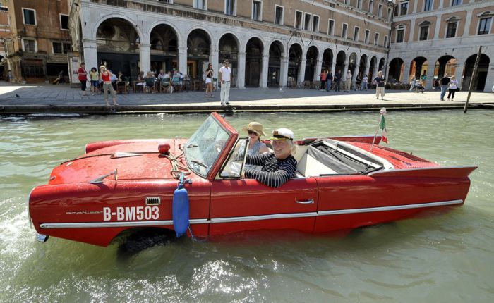 世界で見かける変わった車両の写真