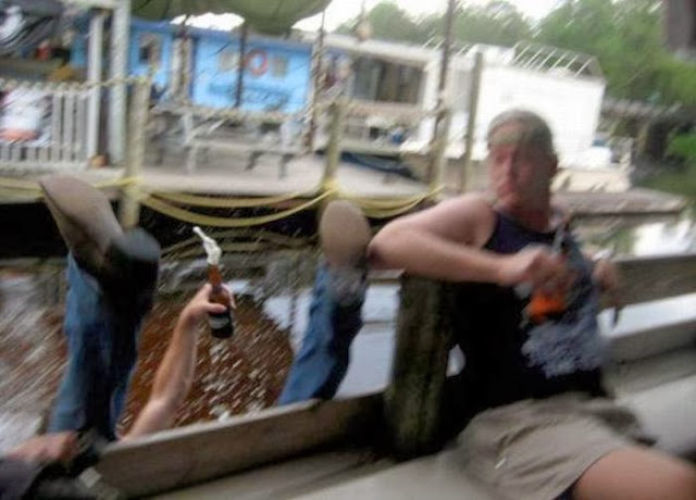 お酒を飲んで、逆にお酒に飲まれた人の無様な写真