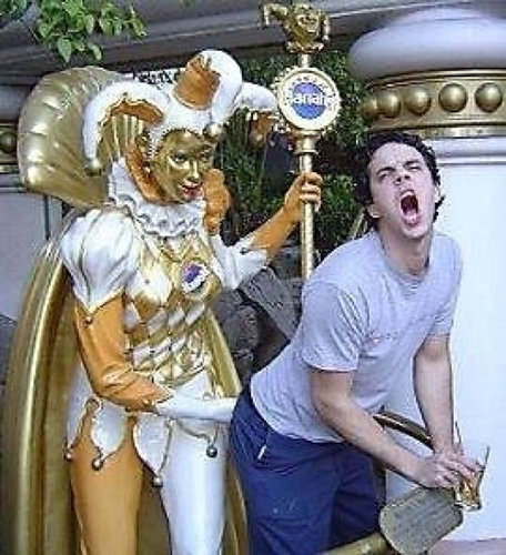 海外の彫刻で遊んだオモシロ写真