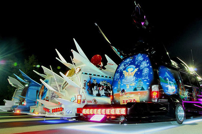 日本の痛車こと痛VANが外国人に大人気の写真