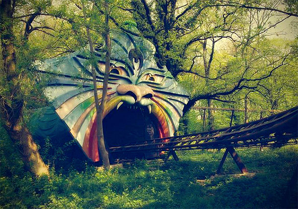 廃墟の遊園地の魅力的な写真
