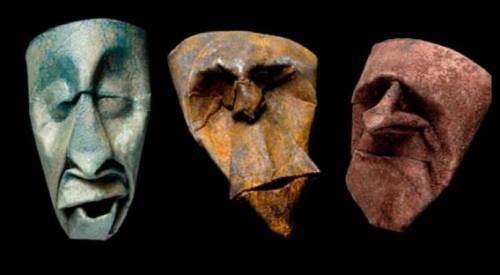 トイレットペーパーの芯で作られた人の顔の写真