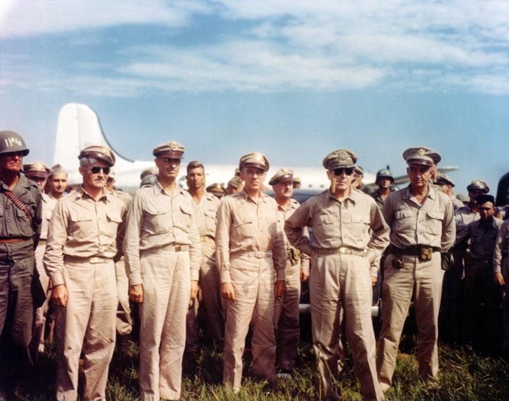 ダグラス C-54「バターン号」を背にするマッカーサー（右2人目）