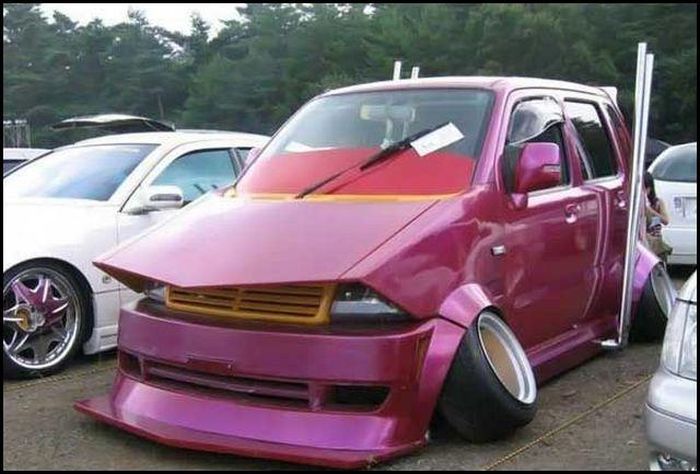 間違った改造を施してしまった車の写真