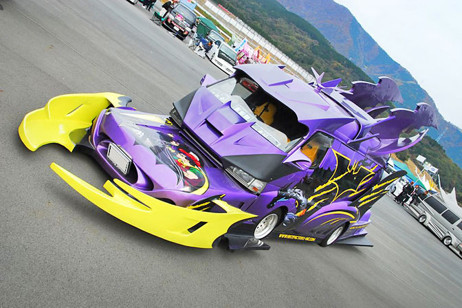 日本の痛車こと痛VANが外国人に大人気の写真