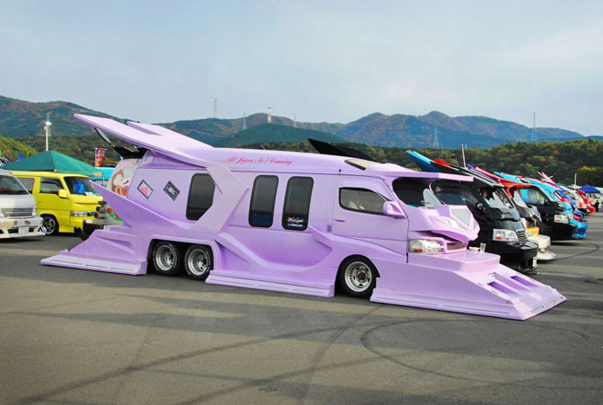 日本の痛車こと痛VANが外国人に大人気の写真